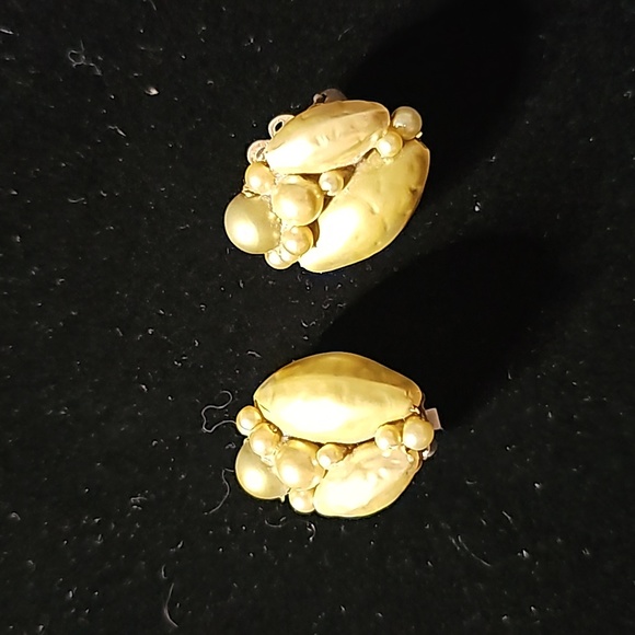 1960s Green Pearl Beaded Clip Earrings🎠24 - Picture 1 of 3